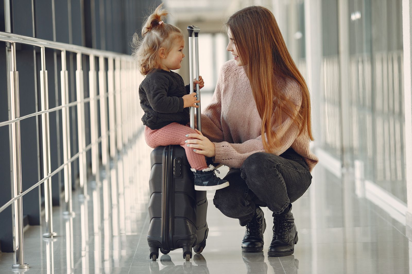 Madre e hija preparadas para viajar en un aeropuerto