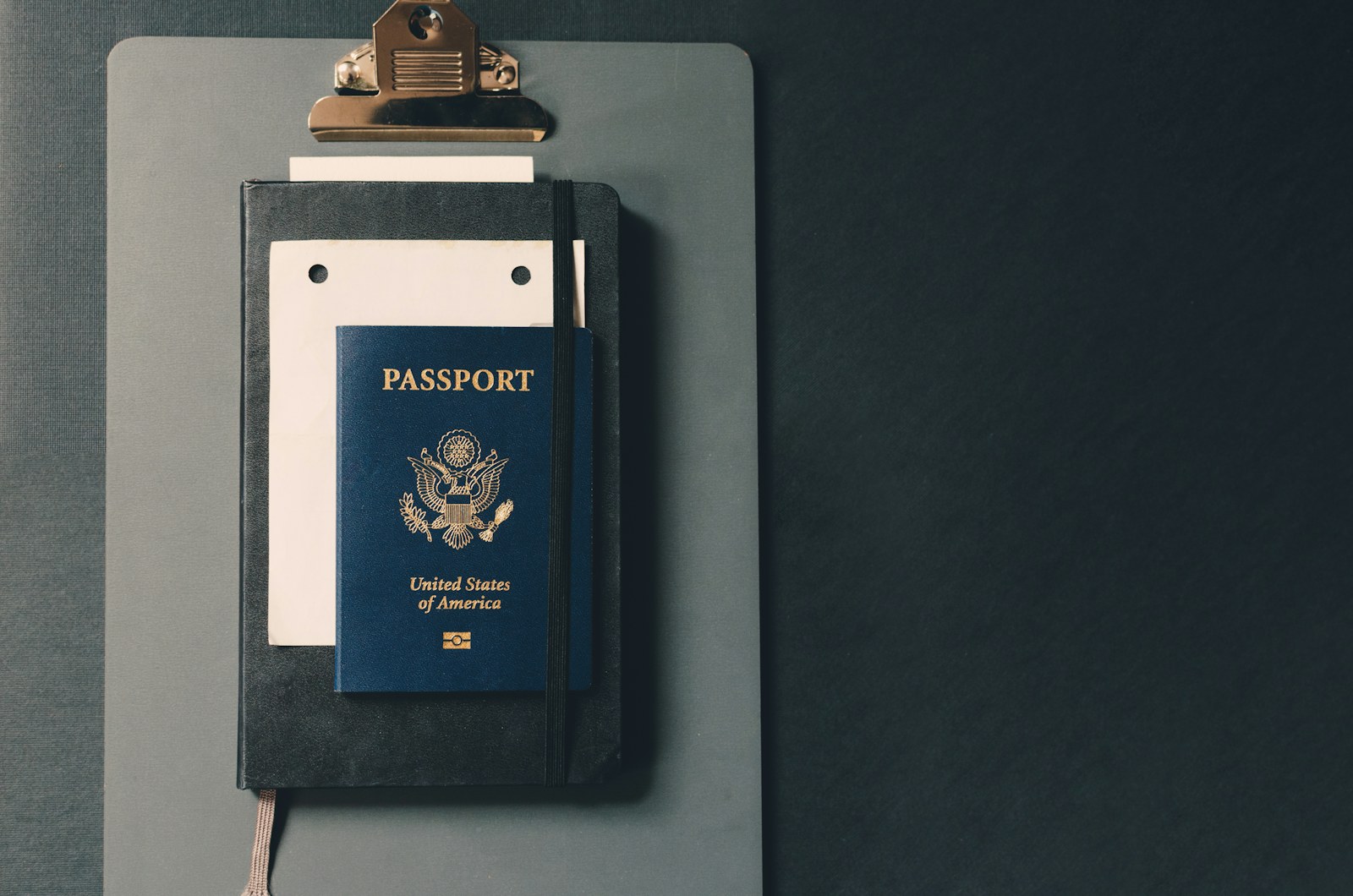 Pasaporte estadounidense sobre documentos de viaje